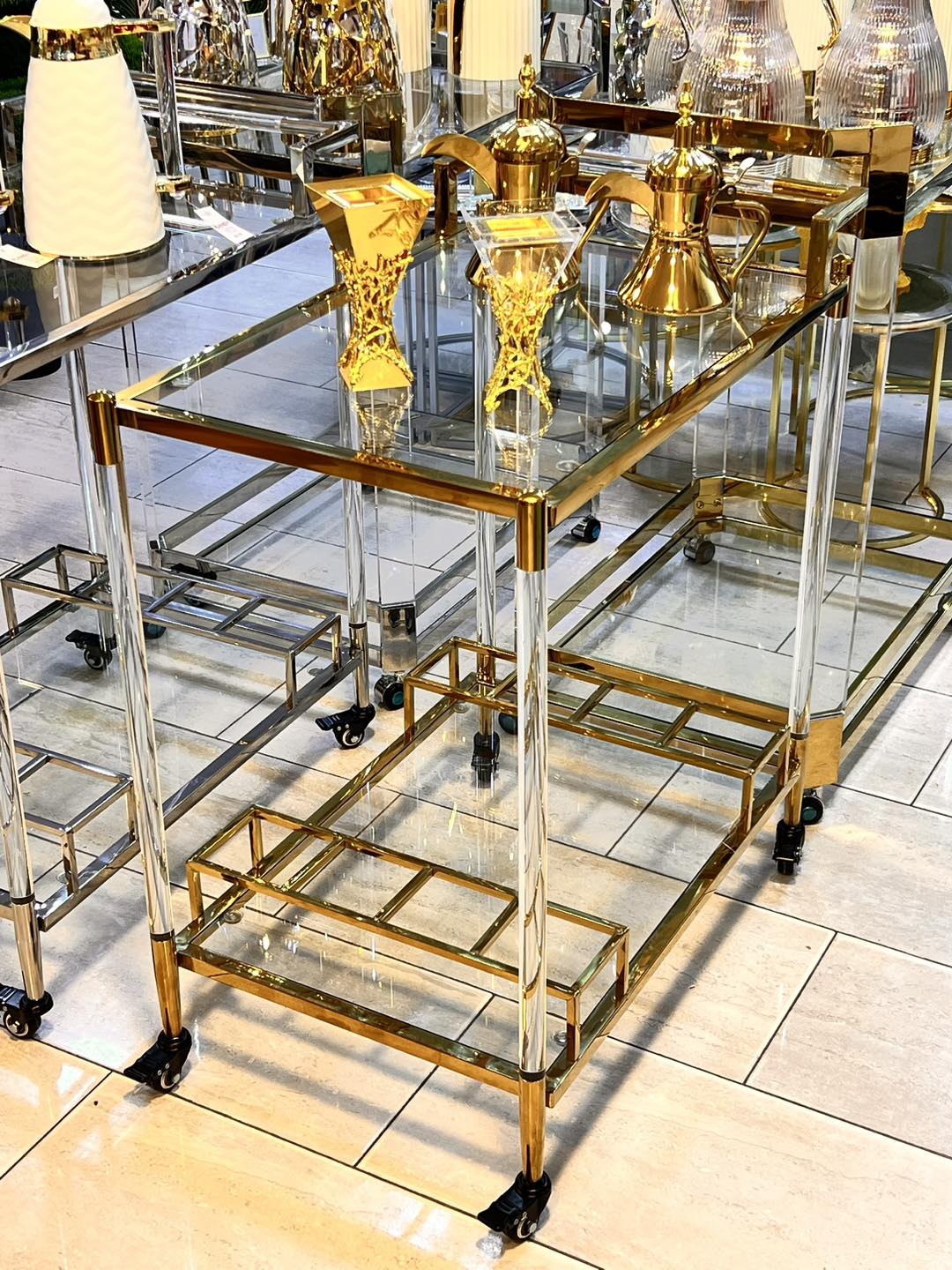 عربة مشروبات فاخرة ذهبية