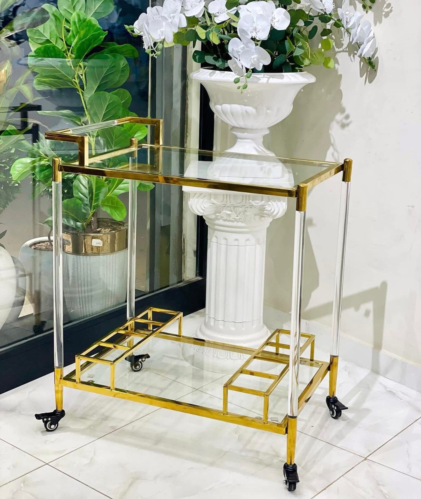 عربة مشروبات فاخرة ذهبية