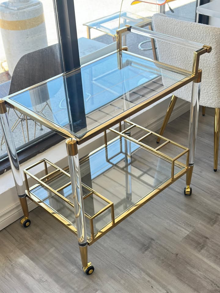 عربة مشروبات فاخرة ذهبية