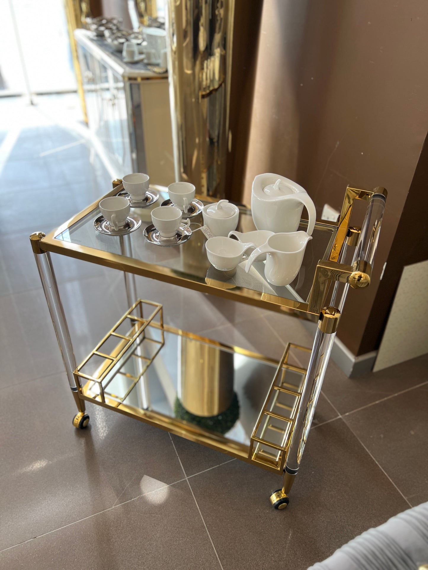 عربة مشروبات فاخرة ذهبية